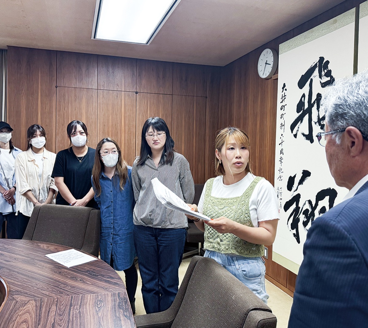 小田町長に要望書を渡す保護者