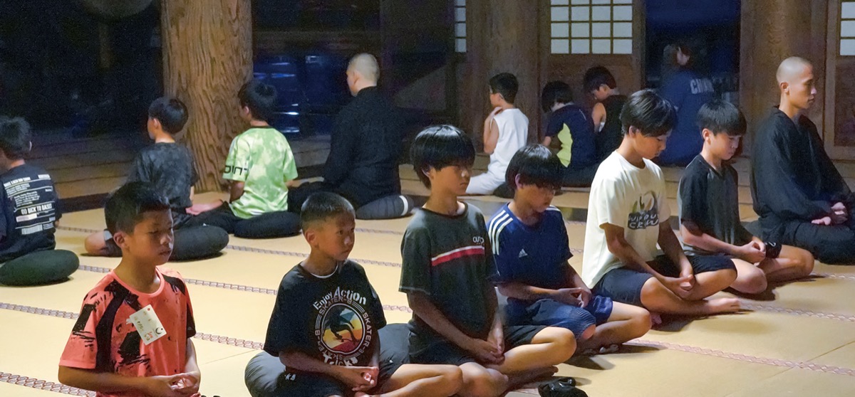静かに坐禅する小学生