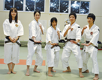 写真右から諸星君、古澤君、田村さん、池澤さん、講師の金原さん