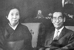 ▲鈴木利貞氏（右）と妻の琴寿さん（左）