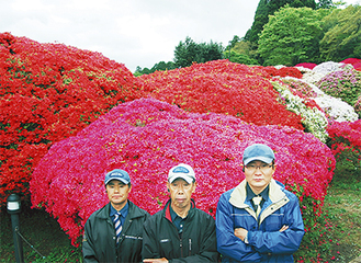 長年世話を続ける（左から）中村二郎さん（６９）と大曽根義一さん、若手の大橋明雄さん