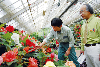 ８年前からベゴニアを世話する鈴木伸幸さん（左）と野澤晃支配人（右）７／９から「心からの感謝イベント」では入園料が千円から１００円に