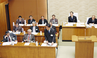 議会で答える冨田町長（２月24日）