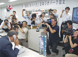 日本ジオパーク委員会からの審査結果を聞く山口町長（左下）