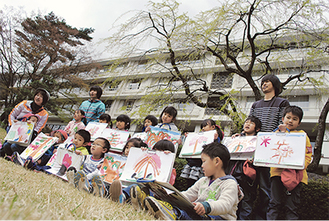完成した絵としだれ桜　園児のひとり菅井杏果さん（５歳）は「桜ならいつもペンで描いてるけど、この樹は難しかった」
