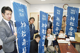 昼の仕事を終えマップ折りに集まるメンバー　先月中旬・元箱根集会所