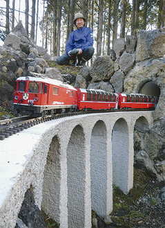 坂本さんとスイス・レーティッシュ鉄道のＧゲージ模型同鉄道の名物である「ランドヴァッサー橋」も作った