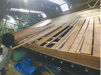巨大な覆いの中で銅板屋根の葺き替えも行われている