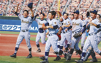 県優勝が決まり腕を掲げる薮田君（左端）7月30日・横浜スタジアム