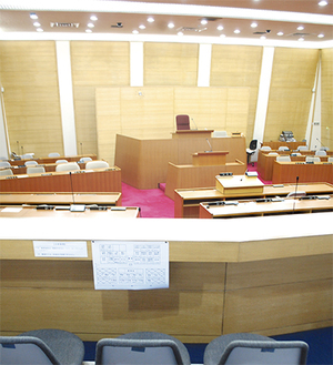箱根町議会の傍聴席各席の役職と氏名の一覧表も