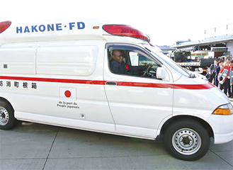 出発式で救急車に乗る駐日ギニア大使＝16日 成田空港・協会提供