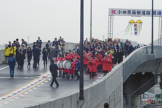 マーチングバンド箱根21が先導し、地元首長や議員らが続く