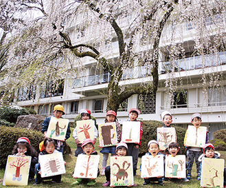 ▲桜は広大な庭の主役的存在。仙石原幼児学園の園児たちによる作品