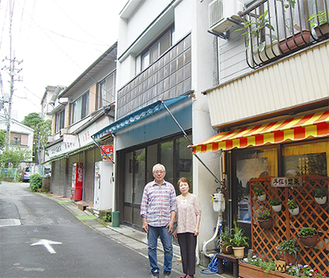 加藤さん夫妻と改装中の元鮮魚店（背後）