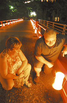 あじさい橋の灯篭に英国人観光客も「ビューティフル」とため息