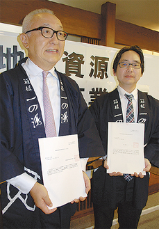 認定証を持つ小川社長（左）