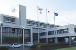 北海道美唄市庁舎で翻る湯河原町旗（左下）