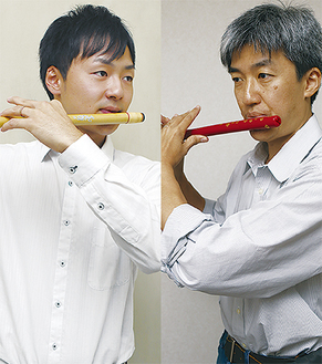 竹製の篠笛を構える島田さんと、岸さん