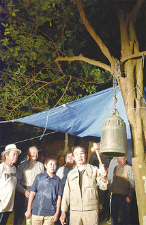江戸期に作られた鐘を鳴らす氏子たち