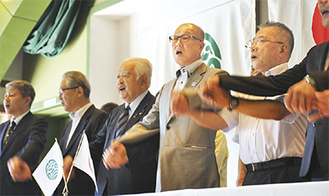 手を取って「故郷」を歌う山内道雄海士町長（左から３人目）と宇賀一章真鶴町長（４人目）