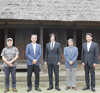 金次郎の生家前で。（左から）五十嵐監督、榎木さん、合田さん、柏田さん、加藤市長