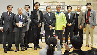 五十嵐匠監督（中央）、榎木孝明さん（中央左）と応援団準備会のメンバー