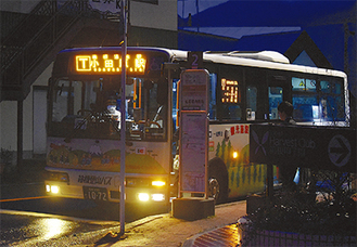 仙石案内所バス停の始発便（６時15分）５人の乗客はいずれも制服姿だった