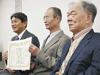 冨田町長（左端）と鳥さん、西村さん