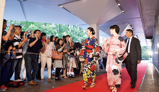 元ＡＫＢの板野友美さん（左端）は初日上映の「イマジネーションゲーム」に出演した