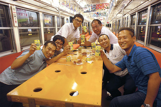 電車内が居酒屋に様変わり（昨夏の駿豆線での開催時）＝伊豆箱根鉄道提供