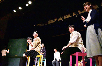 複数の役を演じた中澤さん（右から２番目）