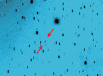 矢印が指す二つの点として写った小惑星　肉眼では見えない