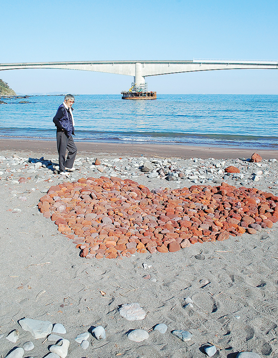岩海岸は恋の名所 石のハートまたひとつ 箱根 湯河原 真鶴 タウンニュース