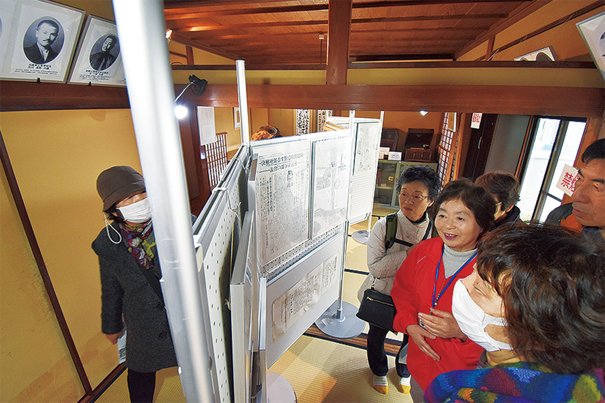当時の新聞などに見入る来館者