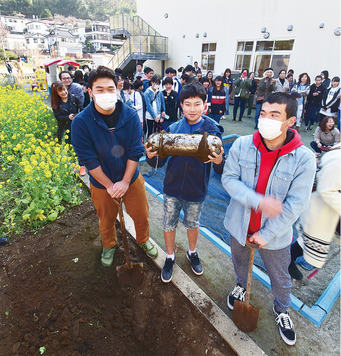 10年前に卒園生だった中学生がカプセルを掘り出した