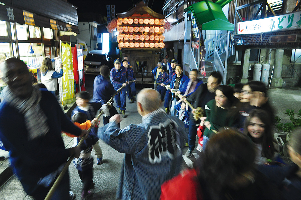 大平台では外国人観光客も加わった(16日)