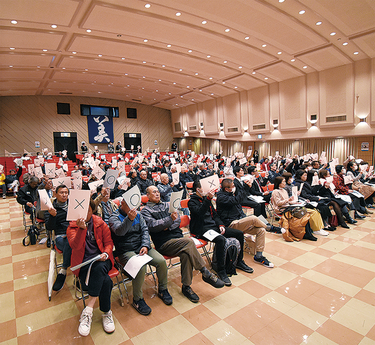 選挙前に観光会館で公開討論会も