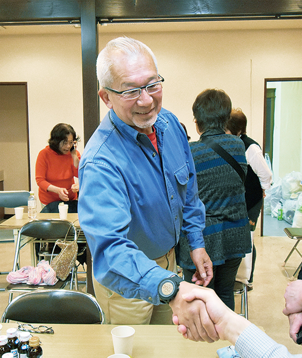 結果が判明し支持者と握手する室伏氏