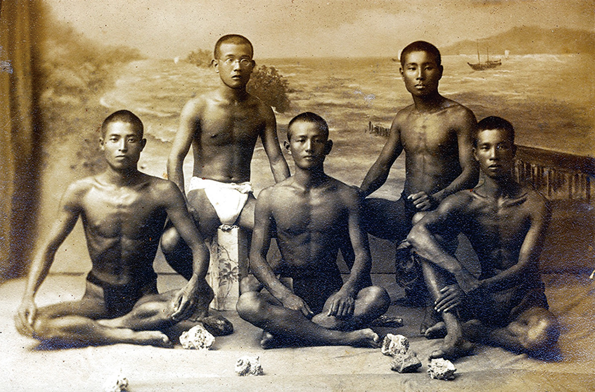 東京高等師範学校の徒歩部選手たち。前列中央が渋谷先生、後列右が金栗四三