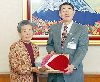 市長に帽子を手渡す沼田さん（左）