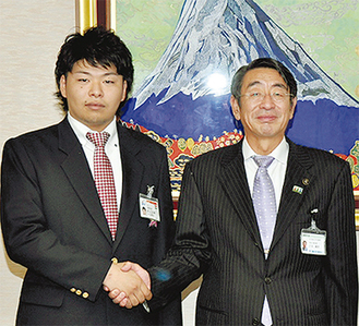 古谷市長と握手をかわす村上さん（左）