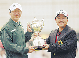 第20回日本シニアオープン（昨年10月）の表彰式で優勝した倉本昌弘プロ（右）とトロフィーを掲げた