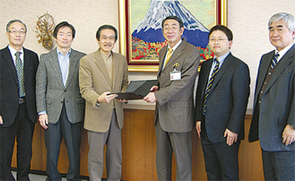 斉藤会長（中央左）が古谷市長（中央右）に答申書を手渡した