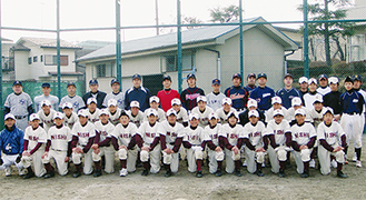 試合を通して、大人から野球技術の指導を受けた西中学校野球部員とＯＢ会のメンバー（後列）