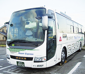 秦野から成田空港を結ぶ高速バスは、42人乗りの大型バスでの運行が予定されている