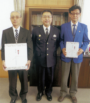 （左から）高橋会長、石井署長、竹田さん