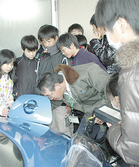電気自動車の構造に興味を示す児童たち、職員に様々な質問を行った