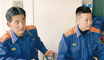 身を乗り出して被災地の様子を語る遠藤消防司令（左）と三川消防司令補