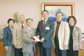 古谷市長に寄付金を手渡す大森会長（左から３人目）