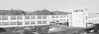 完成当時の本町中校舎（昭和31年・同校『写真で見る40年のあゆみ』より）